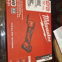 Multiuso Milwaukee Con Cargador Y Batería  Incluido