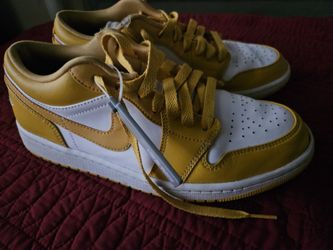 Jordan 1s low pollen/white