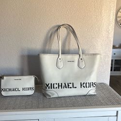 Michael Kors / Lg- Carry Bag W/ Clutch 
