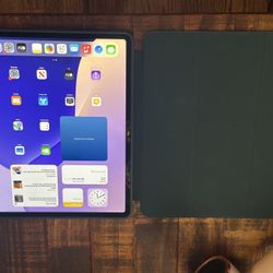 iPad Pro 12.9” 6th Gen Wi-Fi 256GB + Case (Apple Pencil Holder)