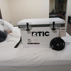 RTIC 52 QT ULTRA LIGHT WHEELED COOLER