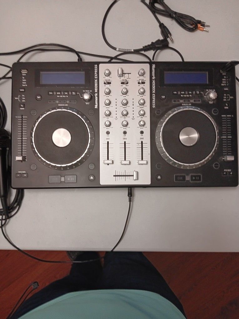 Numark Mixdeck DJ Set Up