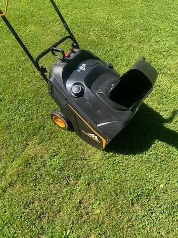 20" McCulloch gas snowblower with electric start