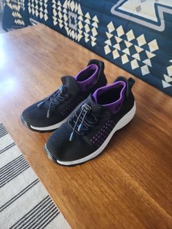 These are brand new shoes ordered them on Amazon they're six and a half
