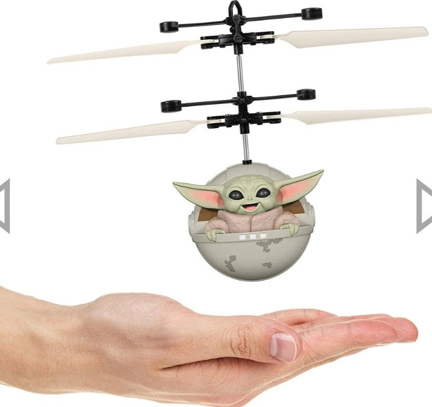 Star Wars Mandalorian the Child (Baby Yoda) Motion Sensing Flying Helicopter