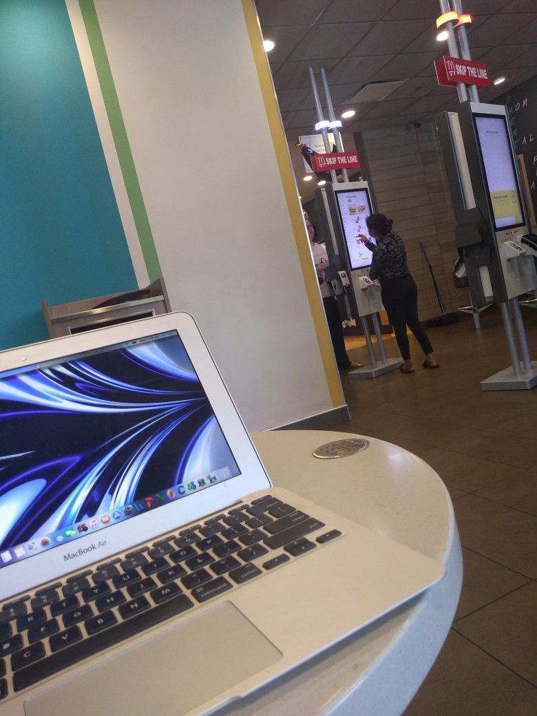 Apple MacBook Air 11" Intel Charger Included