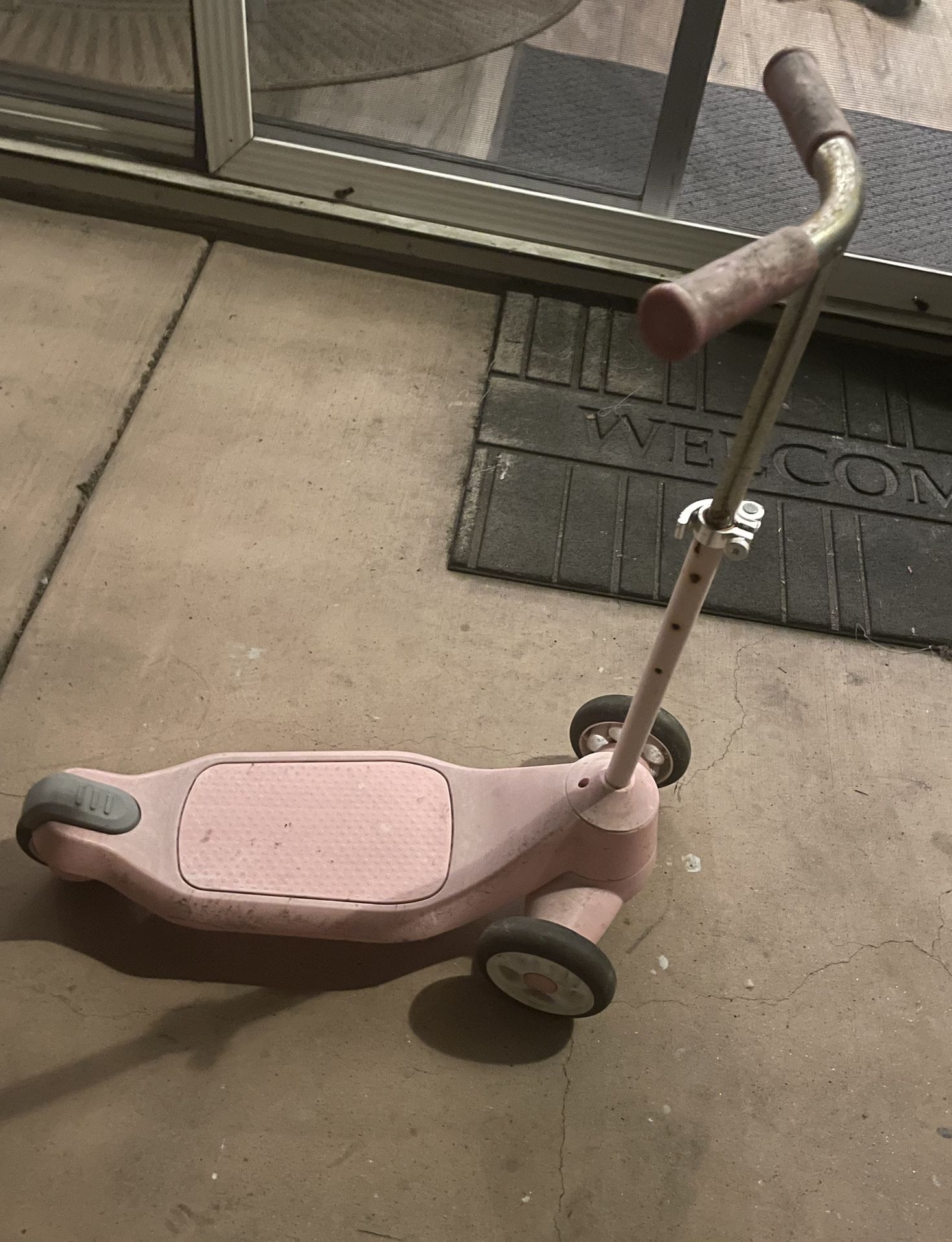 Girls scooter (great condition)