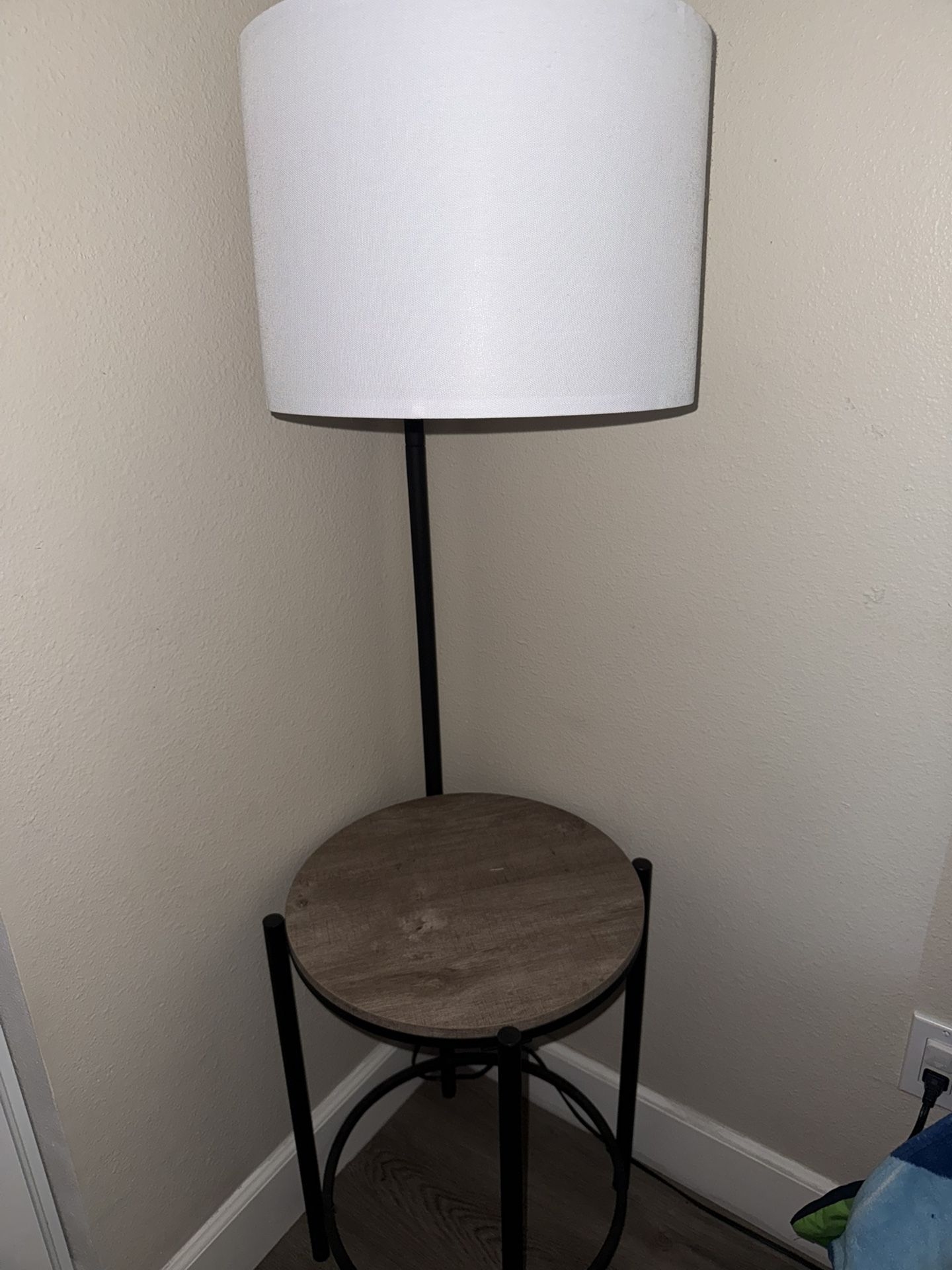 Side Table With Lamp 