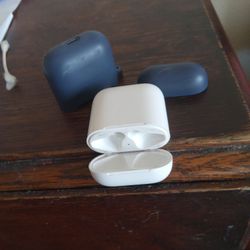 Apple AirPods Charging Case w/rubber case.