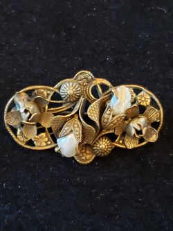 $10. Vintage goldtone brooch with two real pearls. 1.5 in wide and 3/4 in long.