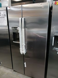 NEW !! GE STAINLESS STEEL SIDE BY SIDE REFRIGERATOR ICE AND WATER DISPENSER/ has dents