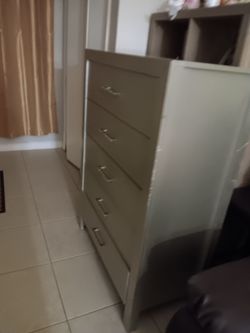 Gavetero con 5 https://offerup.com/redirect/?o=R2F2ZXRhcy5kZQ== Madera Color PLATEADO O GRIS.esta en BUENAS CONDICIONES