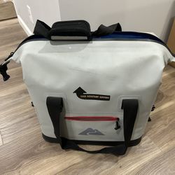 Ozark Trail Thermal Cooler Bag. 