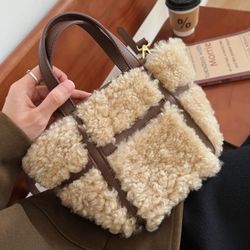 Hand-held fur bag women's 2023 autumn and winter new lamb feather wing bag French niche commuting one-shoulder cross-body bag