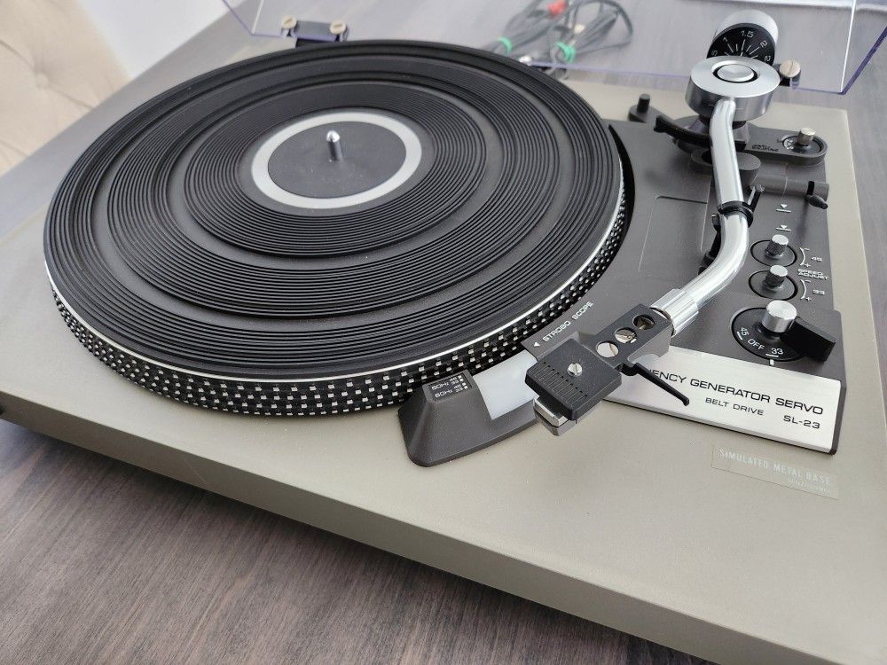 Record Player / Turn Table - Technics by Panasonic