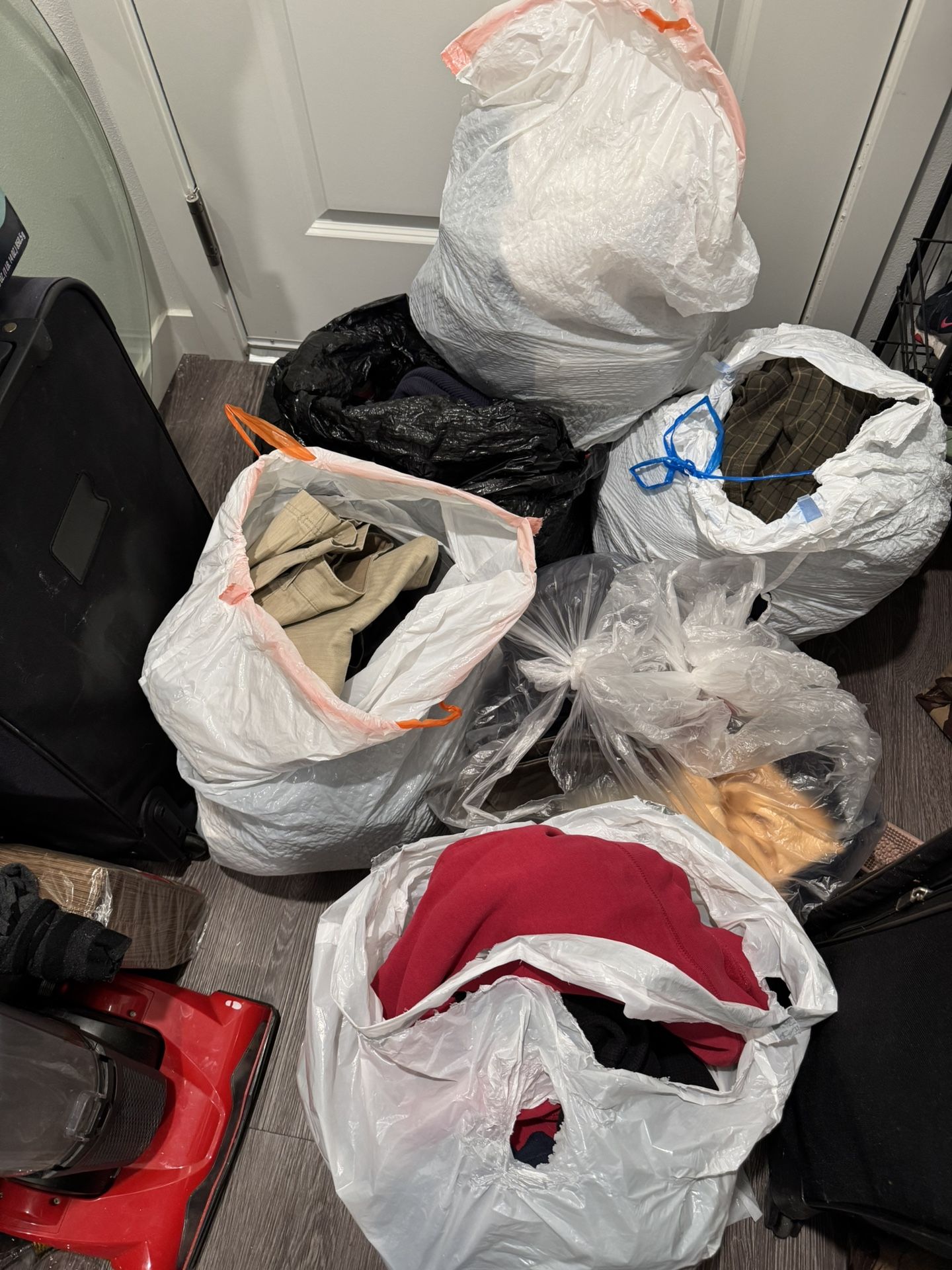 7 large bags of men's clothing, Size S, M, XL, 2XL, jackets, jeans, hoodies, pants, etc.