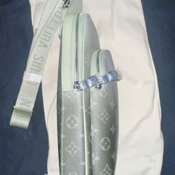 Louis Vuitton Avenue Slingbag M11702 Unisex