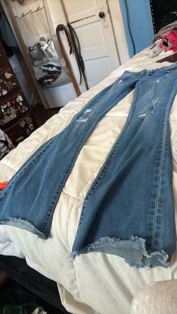 Low waisted distressed jeans