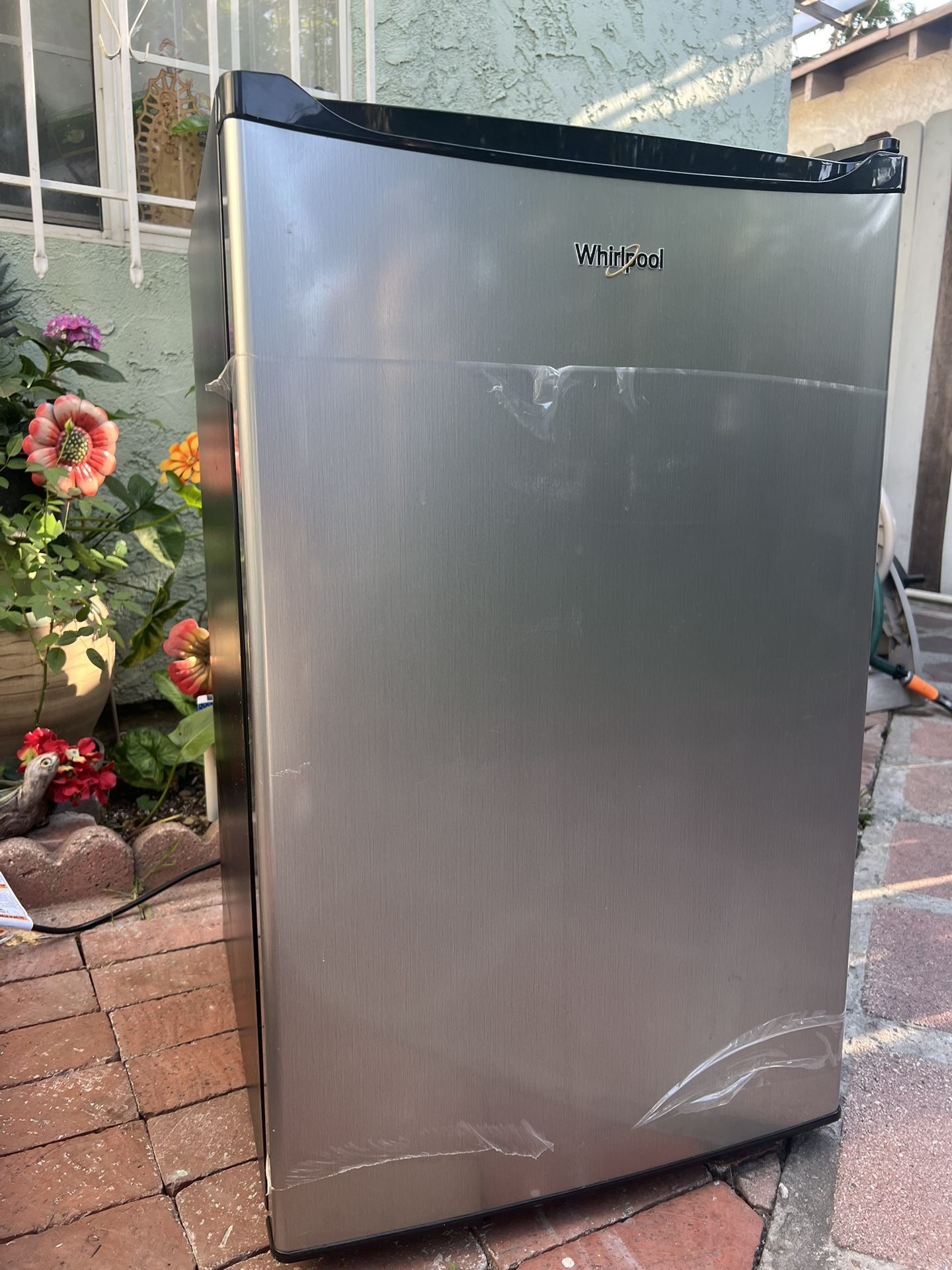 Whirlpool Mini Fridge 4.3 cu ft