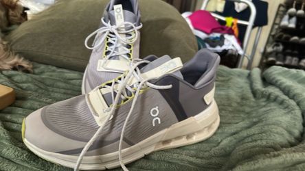On cloud tennis shoes