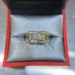 10KT WHITE GOLD DIAMOND RING