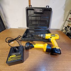 DeWALT DW952KF 9.6V 3/8" Chuck Cordless Drill/Driver, Flashlight, Charger & Case