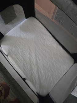 Baby pack and play with bedside adjustment