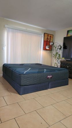 NEW KING SIZE BEAUTYREST 100 ANIVERSARY HYBRID MATTRESS AND BOXSPRINGS FOR SALE! IN EXCELLENT CONDITION, FREE DELIVERY