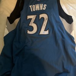 Signed Karl Anthony Towns Jersey WILLING TO NEGOTIATE  ORIGINAL PRICE 300!!