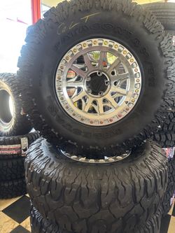 Bendo un set de Rines nuevos con llantas usadas para Jeep