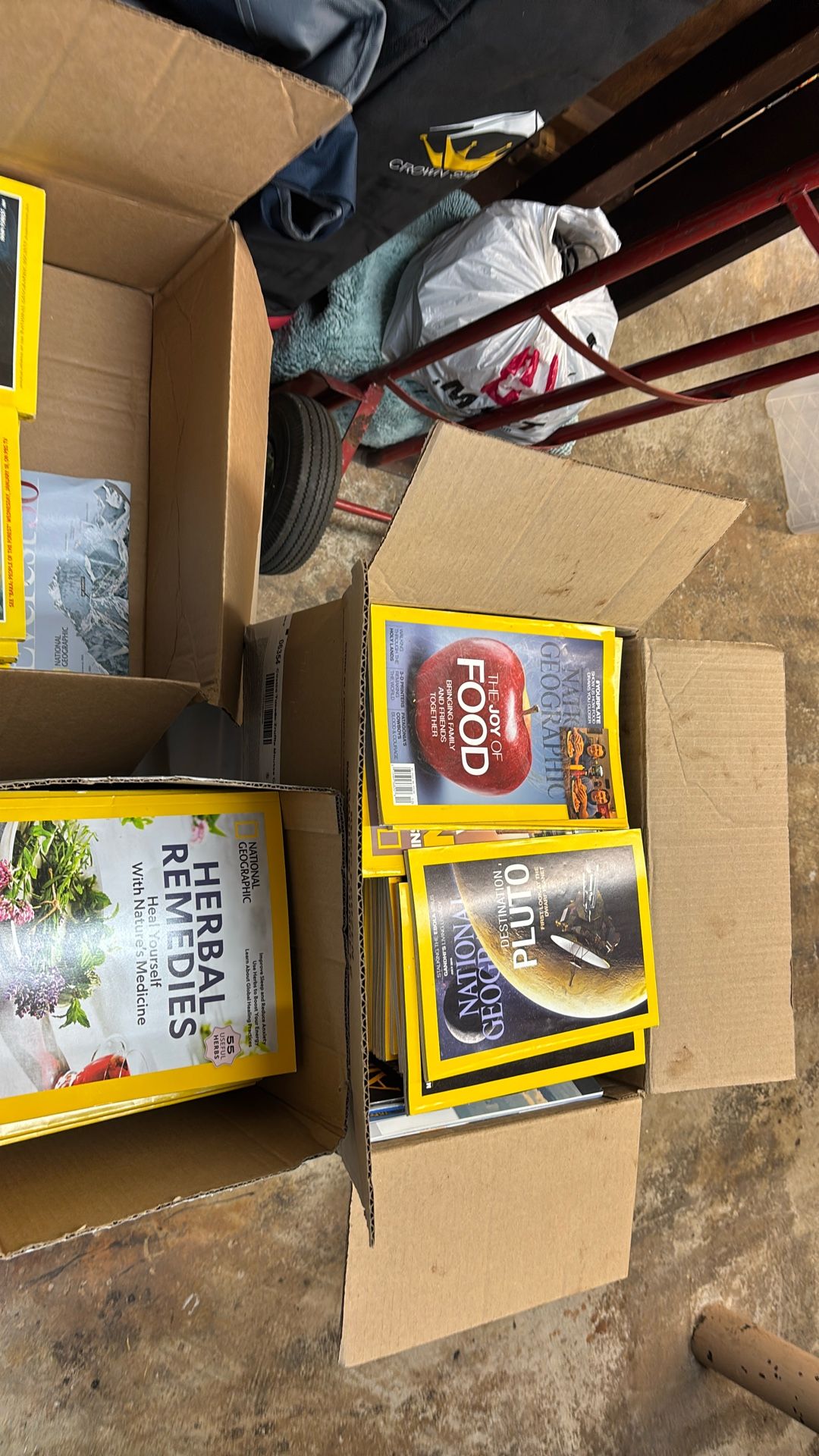 Q-100 National Geographic Magazines.