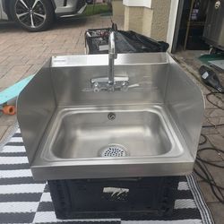 ADVANCE TABCO Hand sink with Splash   - like new condition