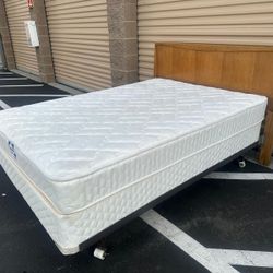 Full size bed with Mid-century modern headboard and mattress/cama tamaño matrimonial con colchon