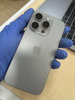 iPhone 15 pro 128 GB Natural Titanium It’s unlocked and works with all carriers worldwide