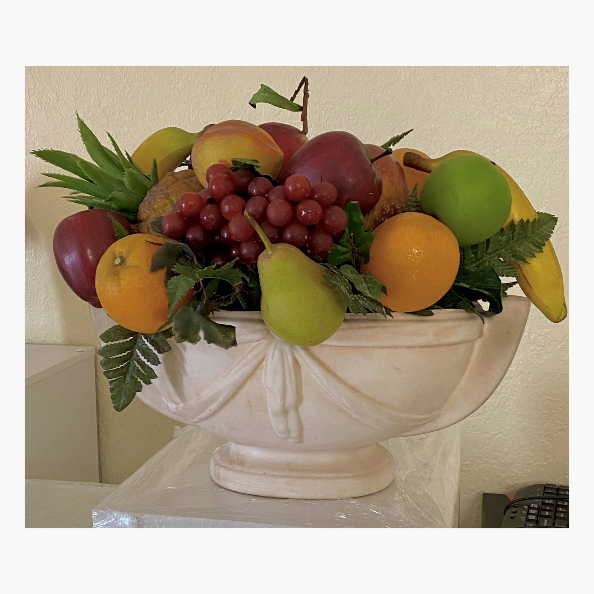 Fake fruit in ceramic basket arrangement centerpiece - Home decor - Fruta falsa en centro de mesa Decoración