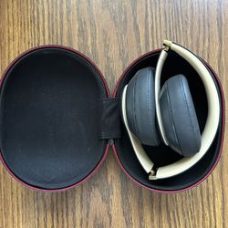 Beats Studio3 Wireless Headphones With Case 