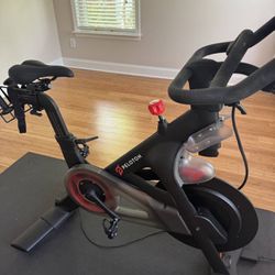 FREE DELIVERY Peloton Gen 3 great condition with weights and mat