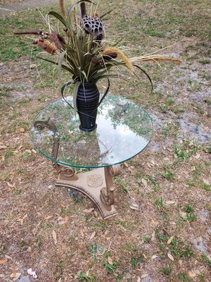 Photo Orianna Round Glass Top Accent Side/Center Table