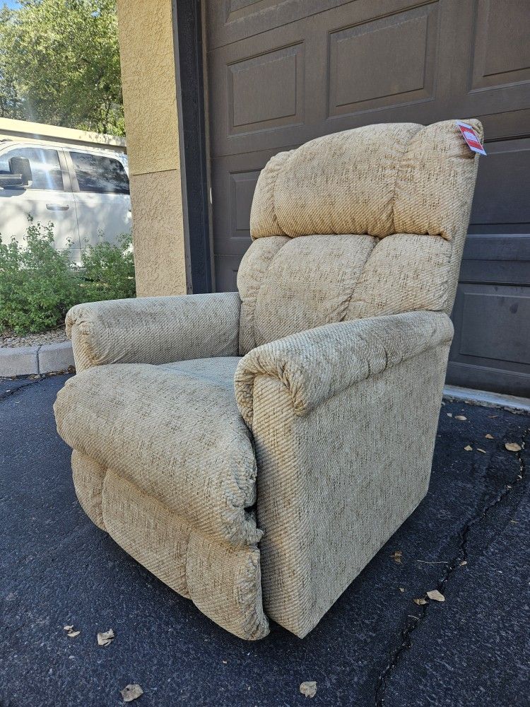 NEW LAZY BOY ROCKER RECLINER LIFE TIME WARRANTY