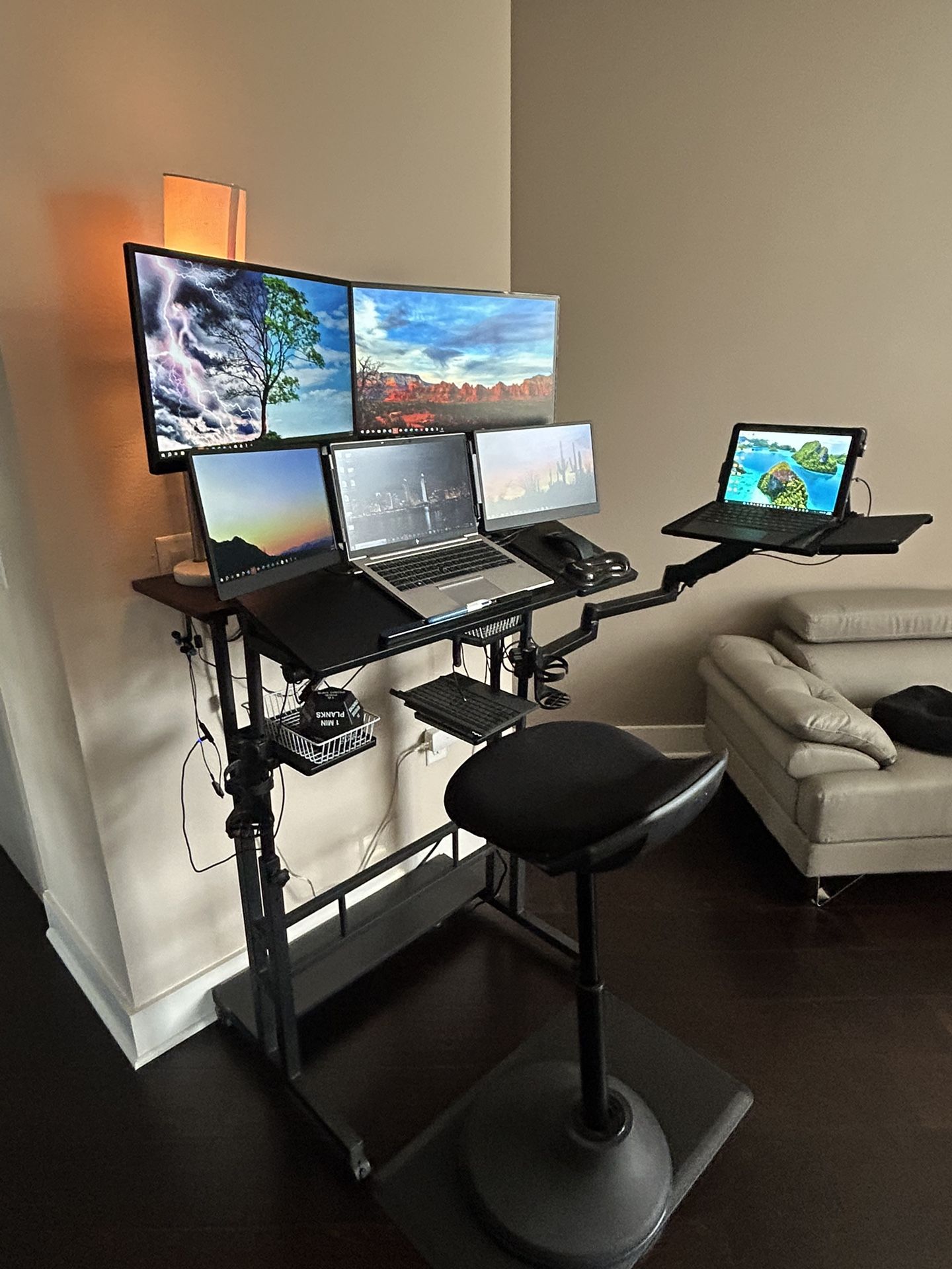 2 - 22" ViewSonic HD Monitors, Monitor Mount & USB 3.0 Docking Station