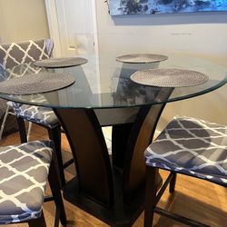 Four chair glass table like new