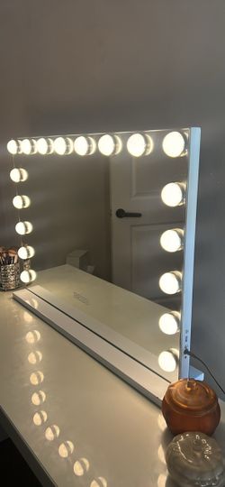 Hollywood Vanity Mirror with LED Bulbs