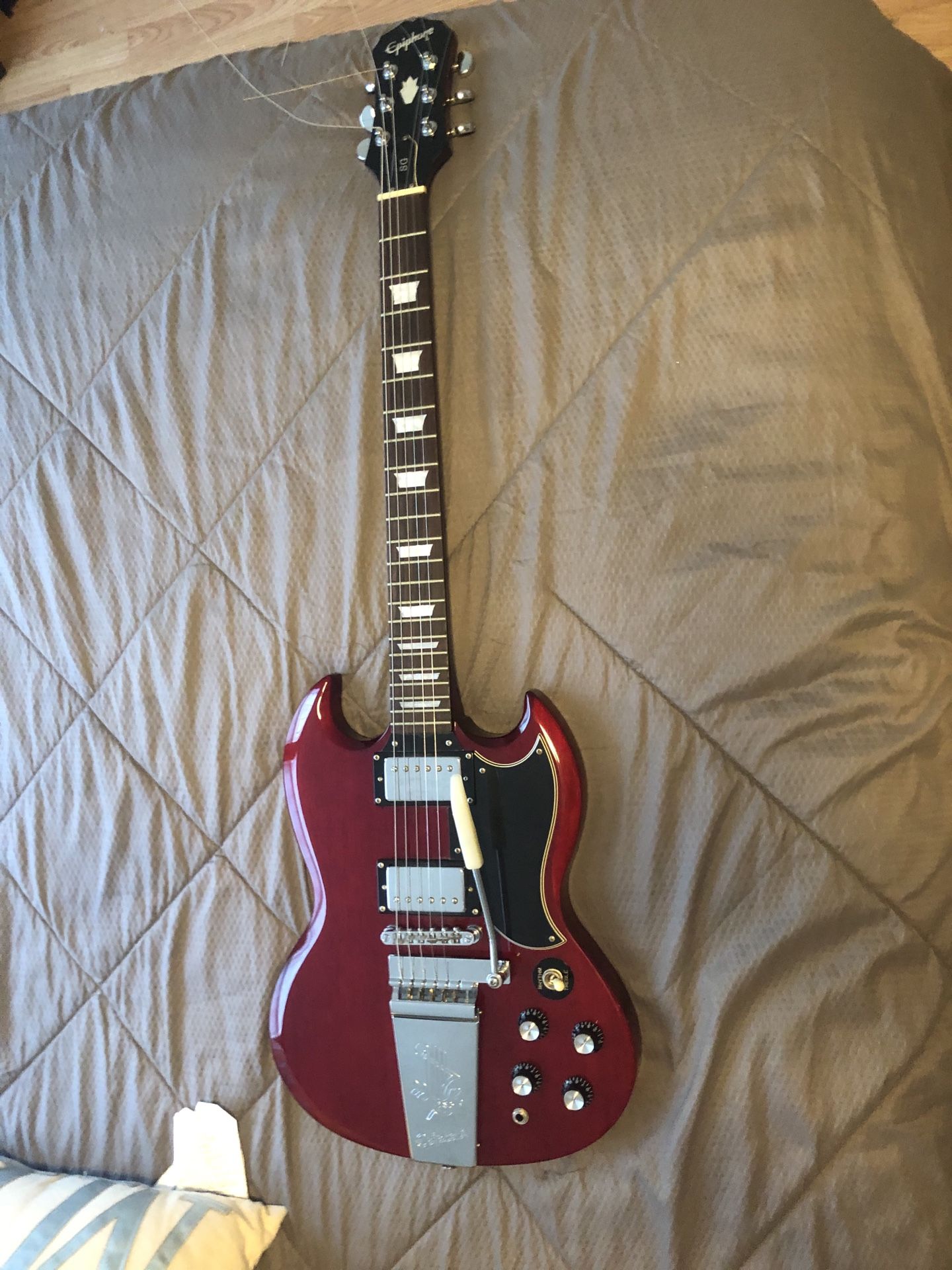 Epiphone SG LE Custom Shop with Amp/Accessories