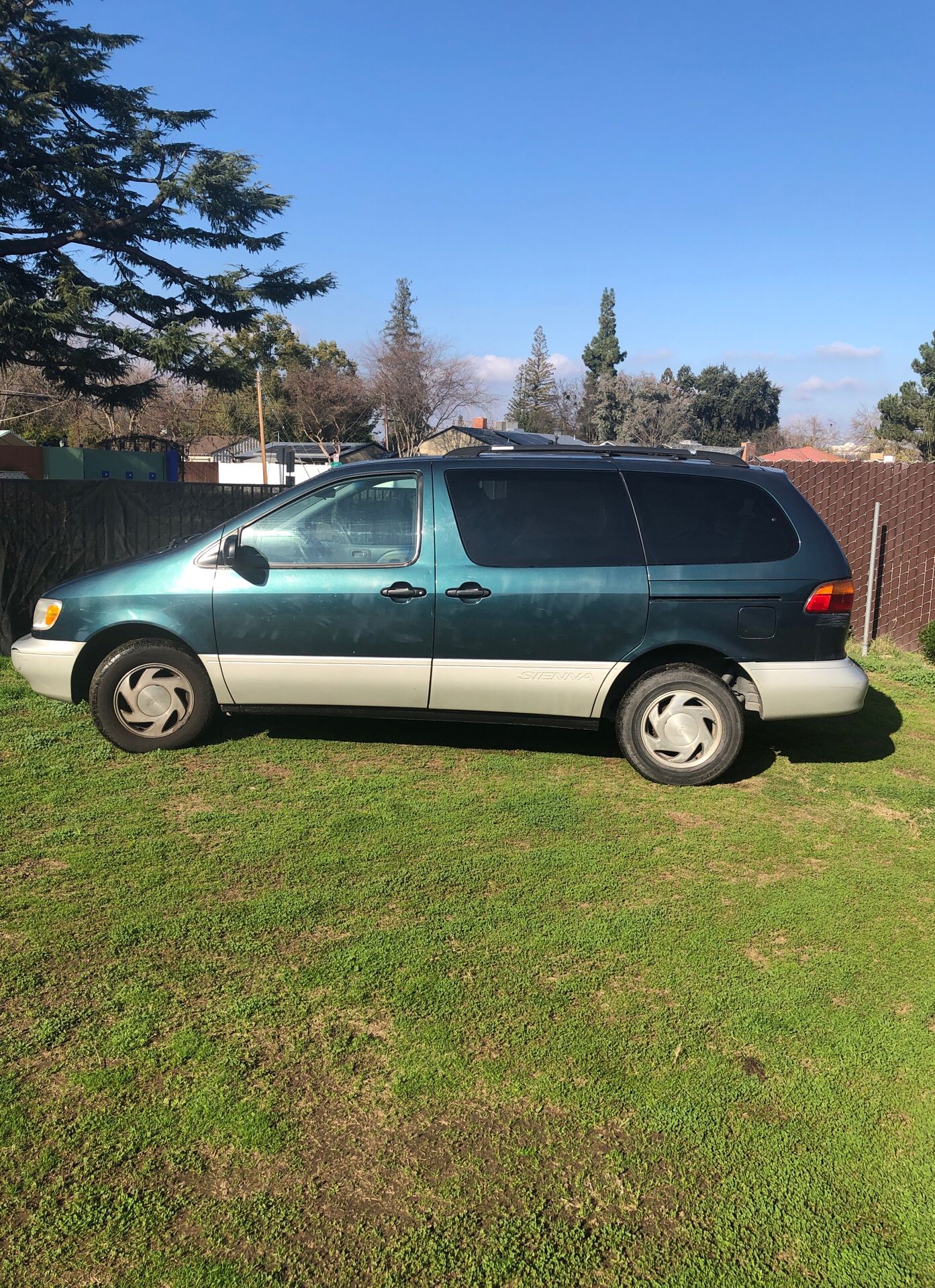 1998 Toyota Sienna passenger van
