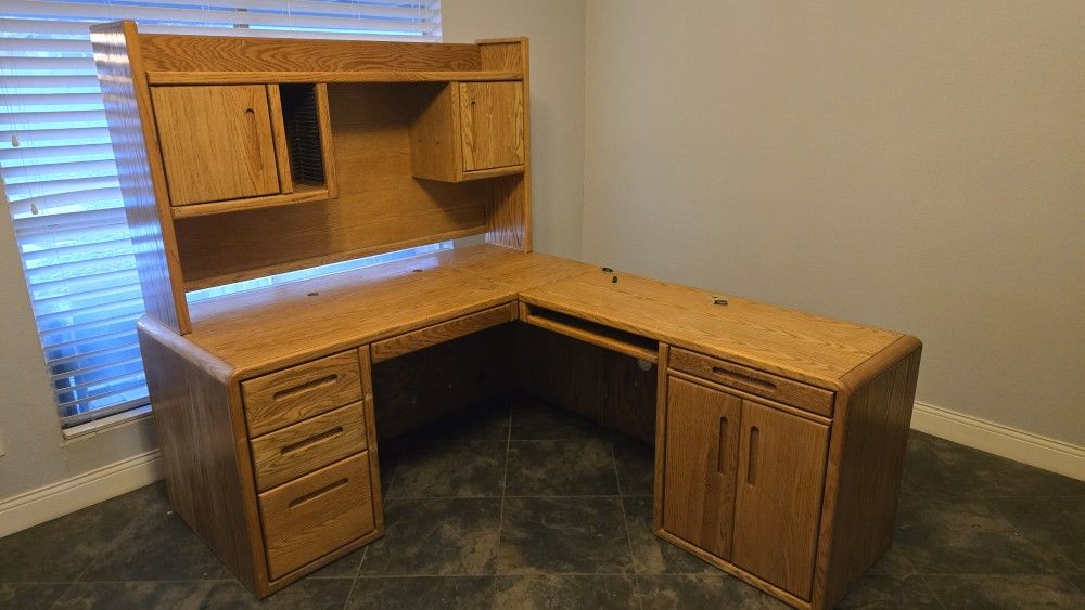 L Desk with Optional Hutch