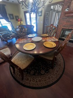 Exquisite Round Cherry Wood Table 4-6 Chairs