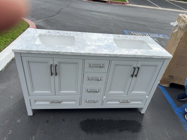 60-in White Undermount Double Sink Bathroom Vanity with Carrara Natural Marble Top（LOWES：(contact info removed)）