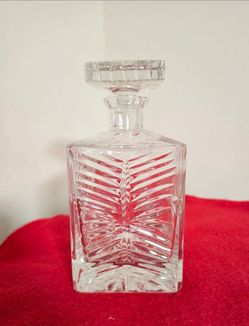 Stunning Square Cut Crystal Whiskey Decanter - Excellent Condition & Heavy!

​Add a touch of sophistication to your bar or dining experience with this