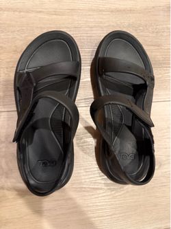 Teva’s Size 7 black sandals Hurricane Drift