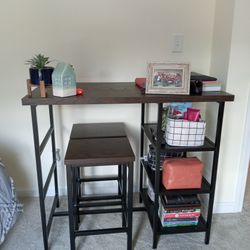 Desk W Chairs